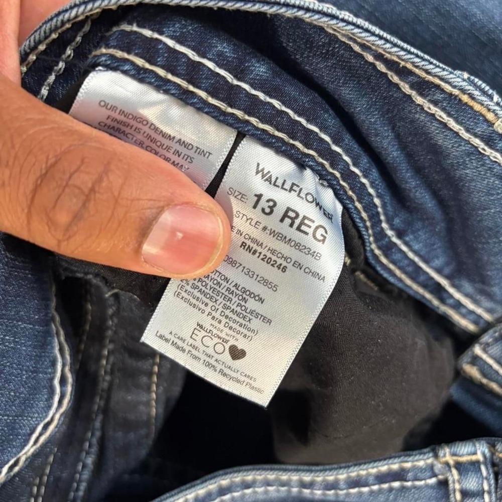 2000s Willow low rise bootcut jeans with white stitching on back pockets - Picture 5 of 6